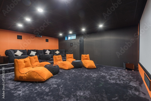 Foto Luxury home theater with gray walls and carpet