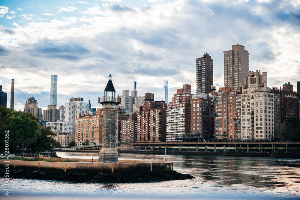 Φωτογραφία A view of the upper East Side in Manhattan with the East River in the foreground seen from Roosevelt Island in New York City, United States