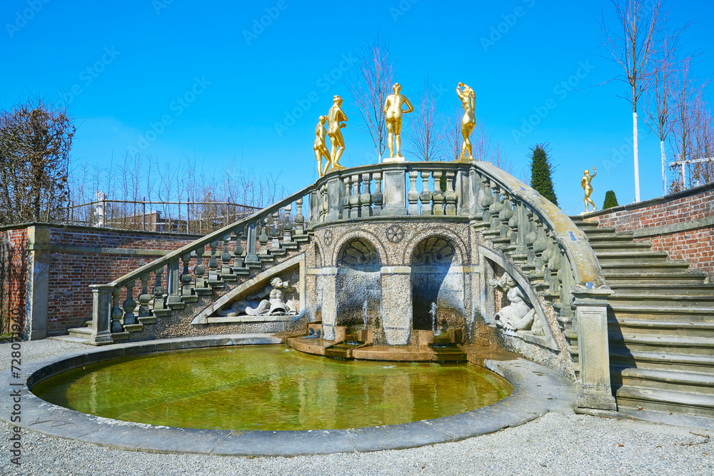 Φωτογραφία Blick auf den Renaissancegarten der Herrenhäuser Gärten mit goldenen antiken Skulpturen und Wasserspielen, in Hannover, Deutschland