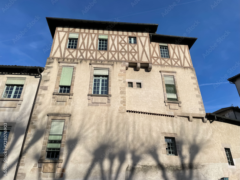 façade à colombages en hiver