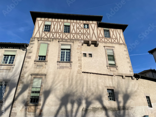 Obraz na płótnie façade à colombages en hiver w salonie