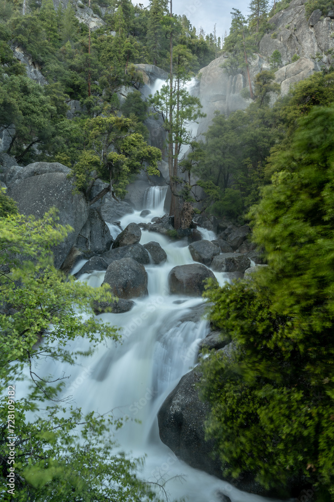 Obraz premium Long Exposure of Wildcat Falls in Yosemite