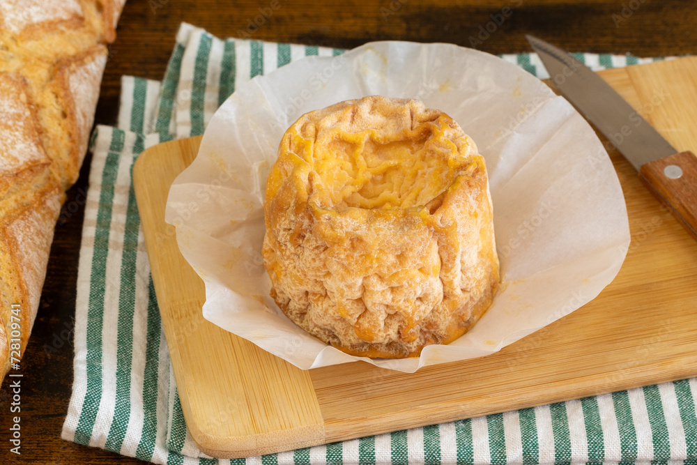 fromage Langres en gros plan, sur une table fromage Langres en gros plan, sur une table