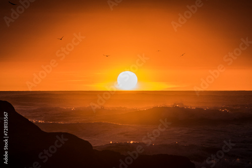 Sun falling behind the waves © Soňa