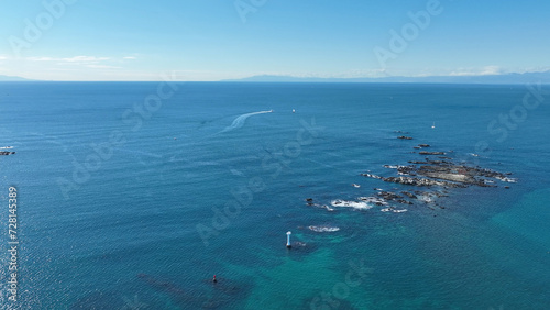 小田原湾の海に浮かぶ灯台