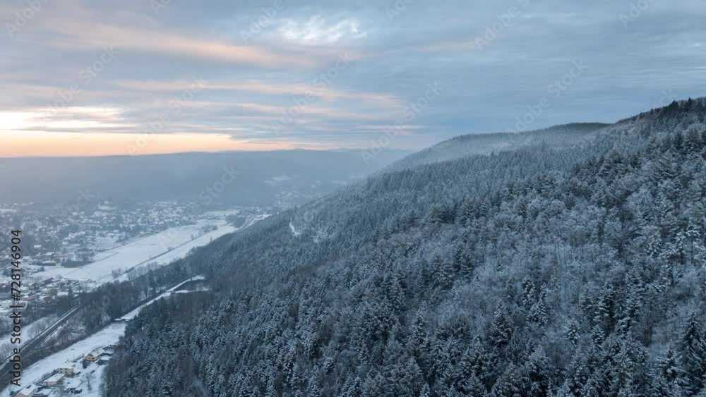 Hyperlapse aérienne d'une route de montagne enneigée bordée de pins givrés