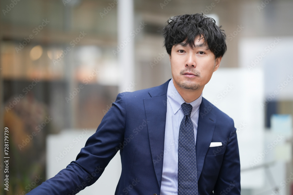 ネイビースーツのビジネスマン ネイビースーツのビジネスマン
