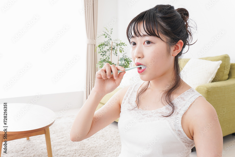 歯磨きをする若い女性 歯磨きをする若い女性