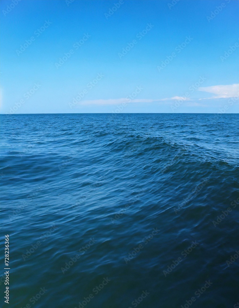 Obraz premium Waves of the open sea under the blue sky. horizon