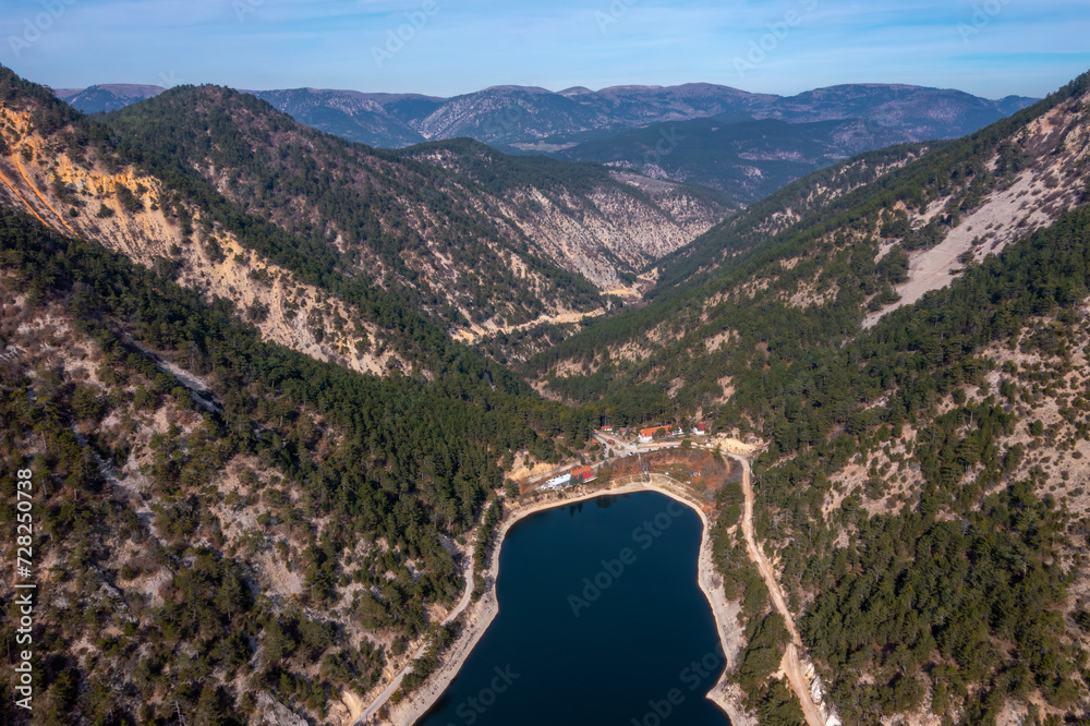 Φωτογραφία Sunnet Lake is the district of Goynuk, Bolu in Turkey.