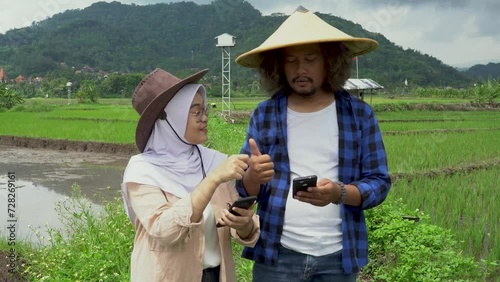Experienced Asian farmer guides young colleagues through a vibrant rice paddy, fostering knowledge transfer and sustainable agricultural innovation for prosperous harvests.