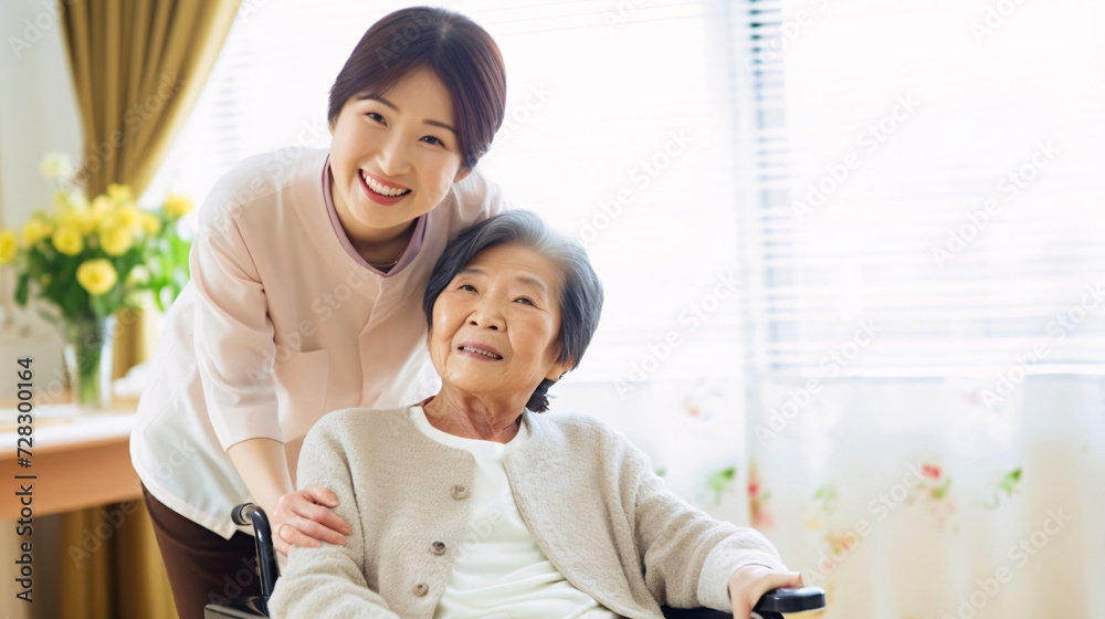 シニアと介護、車椅子に乗る日本人女性と介護士 シニアと介護、車椅子に乗る日本人女性と介護士