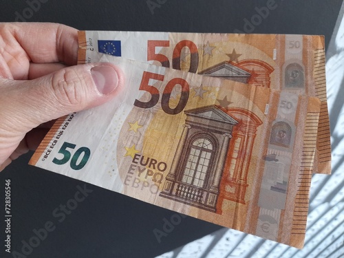 Banconote da 50 euro nelle mani di un uomo - ricchezza photo