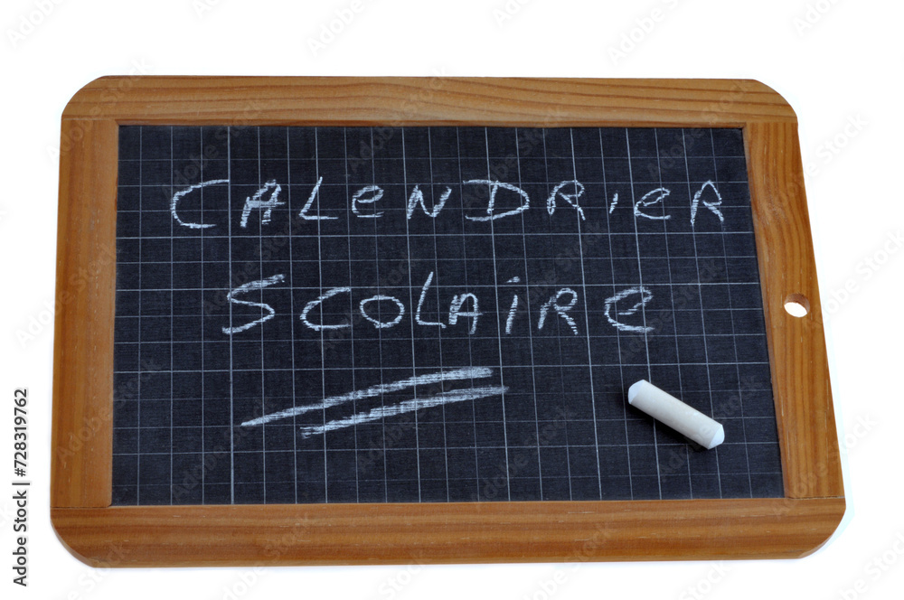 Calendrier scolaire écrit sur une ardoise d'école avec une craie Calendrier scolaire écrit sur une ardoise d'école avec une craie