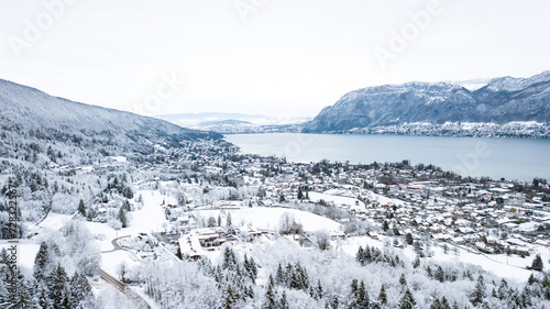 Fototapeta Naklejka Na Ścianę i Meble -  Lake Annecy, Tournette, mountains and snow, sunset photo in Haute-Savoie in winter