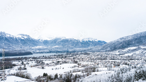 Lake Annecy, Tournette, mountains and snow, sunset photo in Haute-Savoie in winter