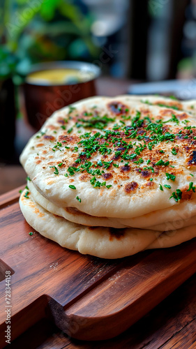 Vista de cerca de pan naan o pan indio con cilantro, perejil y semillas de sésamo photo