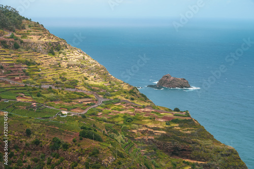 Fotografie Ocean's expanse from cliff's edge.