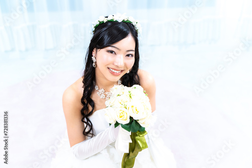 ウェディングミニドレスの花嫁