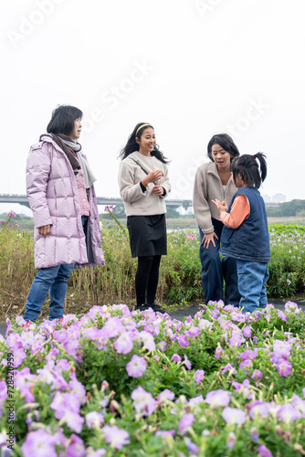 台湾台北市大同区の公園で遊ぶ台湾人の家族がいる風景 Scenery of a Taiwanese family playing in a park in Datong District, Taipei City, Taiwan