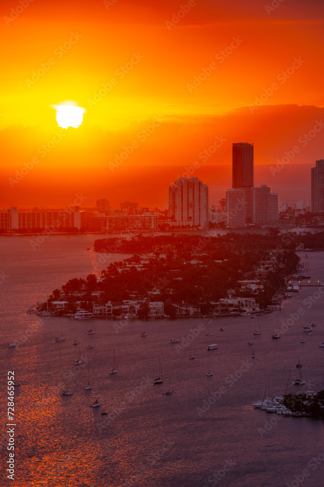 Fototapeta premium Beautiful sunrise over Miami South Beach on a January morning