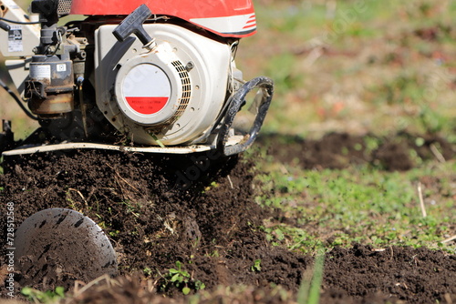 Wallpaper Mural 耕運機で畑を耕している Torontodigital.ca