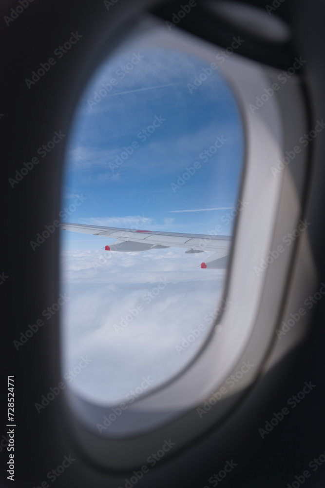 Fototapeta premium 飛行機の内窓から見える翼と青空