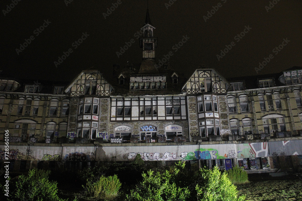 Night in the abandoned sanatorium - obrazy, fototapety, plakaty 
