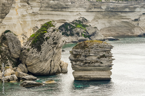 Bonifacio, Kalkfelsen, Kalkklippen, Le grain de sable, Insel, Korsika, Mittelmeer, Küste, Felsenküste, Camp Romanilu, Capo Pertusato, Wanderweg, Bootsfahrt, Ausflugsschiffe, Sommer, Frankreich photo