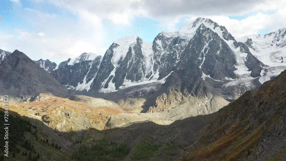 Flying to a large mountain range covered with glaciers and snow . Flying to a large mountain range covered with glaciers and snow .