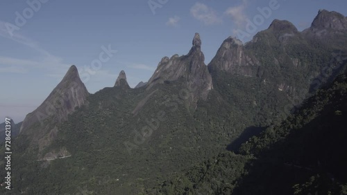 Bela vista aérea das montanhas de Teresópolis, cidade serrana do estado do Rio de Janeiro.