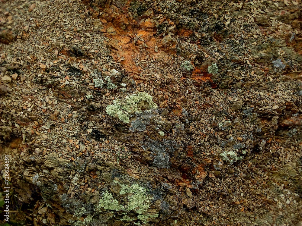 Obraz premium superficie de montaña, roca dorada, naranja, amarilla, oxido, natural, al aire libre, alumbrado. Para diseño, se desmorono, fondo de rocas de montaña. Web, texturas naturales, viaje, suelo, cerros.