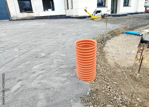 Roboty ziemne, podłoże z kruszywa przed położeniem kostki brukowej, palisada betonowa, drogi, chodnika, ścieżki rowerowej. photo