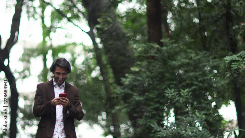 View of a young man with smartphone at daytime in a green park in the city.
High quality video View of a young man with smartphone at daytime in a green park in the city.
High quality video