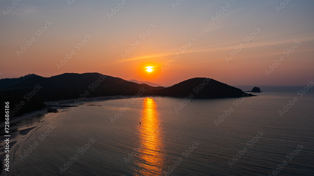 Fototapeta premium Sunset view in the sea at Koh Mak, Trat Province, Thailand