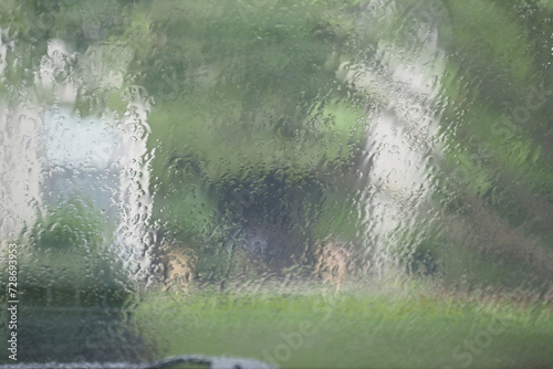 Fotografía The rain is on the windshield and we cannot see anything.