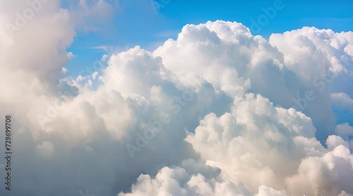 cielo azzurro con nuvole bianche, volo sopra le nuvole una giornata soleggiata con f vento photo