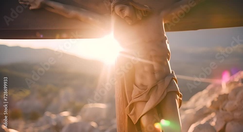 croce cristiana con sole che sorge, concetto di resurrezione, pasqua,  photo