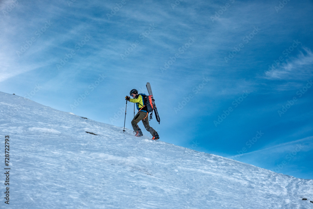 Sci alpinista in salita su ghiaccio. Alpinismo. Sci