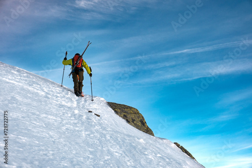 Sci alpinista in salita su ghiaccio. Alpinismo. Sci