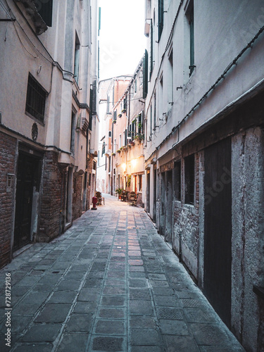 Narrow street in Venize - Venize during covid © Maria