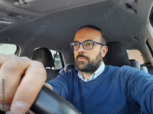 Uomo sexy alla guida della propria automobile in città
