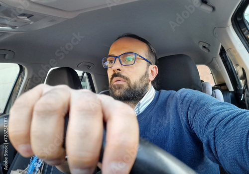 Uomo sexy alla guida della propria automobile in città photo