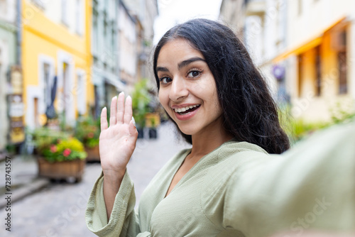 Canvas Print Close-up portrait of an Indian young woman traveling, walking on a city street,
