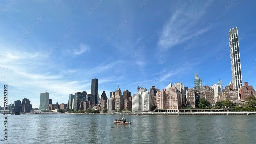 Naklejka premium View of the East River from Roosevelt Island, New York City, NY