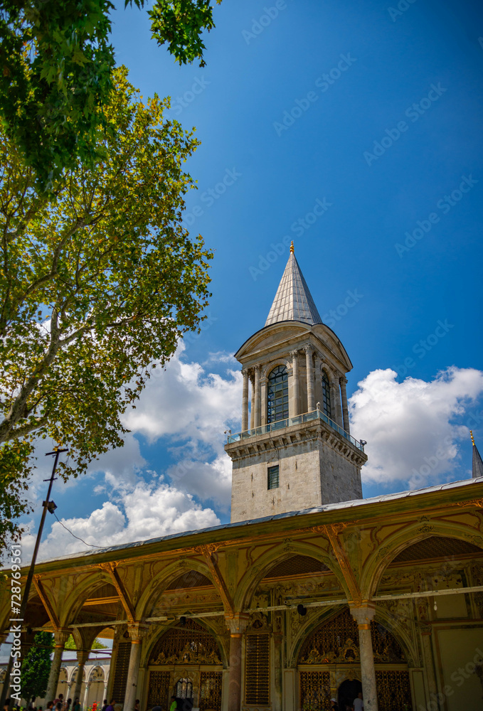 Obraz premium Paisaje típico de la ciudad con antiguas mezquitas en la ciudad árabe arquitectura islámica en estructura urbana religión islámica tradición cultural en la ciudad turca