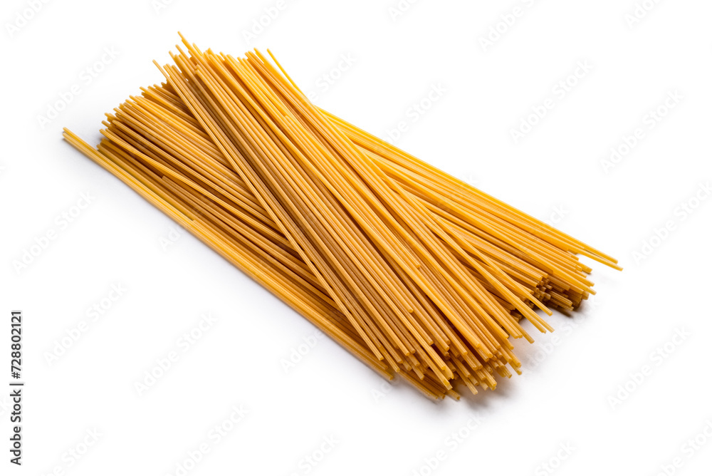 Spaghetti crudi isolati su fondo bianco, cibo italiano, dieta mediterranea Spaghetti crudi isolati su fondo bianco, cibo italiano, dieta mediterranea