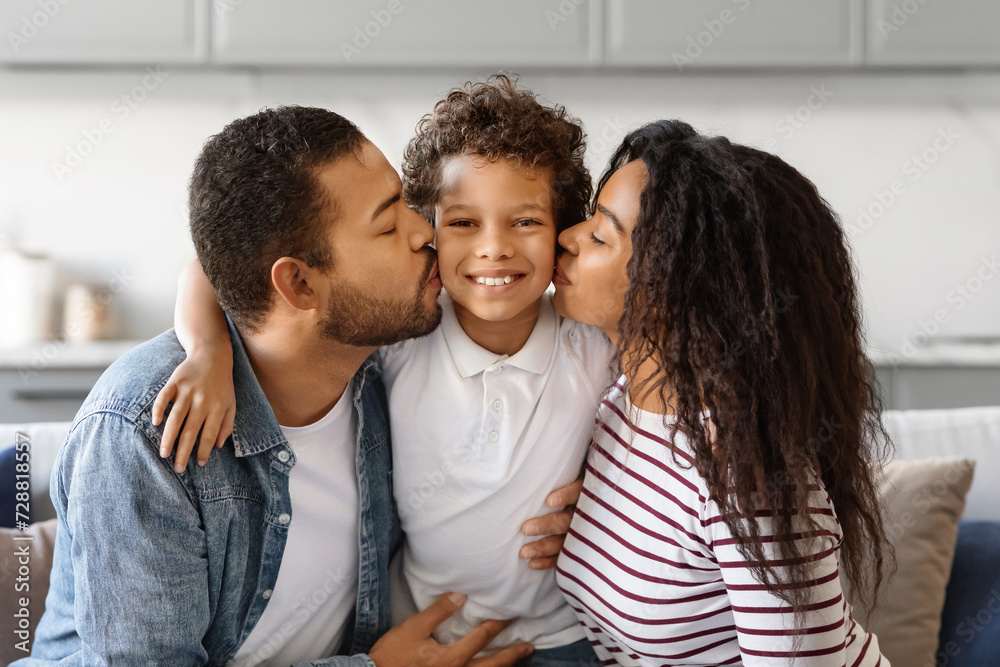 Obraz premium Happy Family Portrait. Closeup Of Loving Black Parents Kissing Their Preteen Son