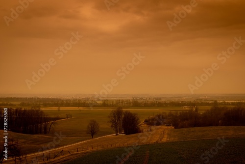 Eine durch Saharastaub rötlich gefärbte Landschaft