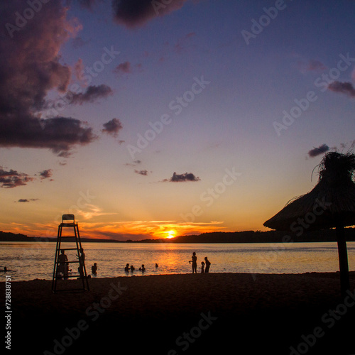 PLAYA EN ATARDECER